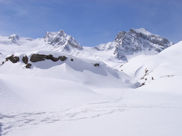 Trace de raquetteur dans un paysage de montagnes enneigé